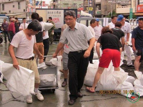 颱風來襲 仁德區公所提供沙包供民眾索取 請做好防颱準備...