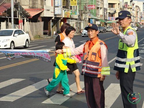 台南市警察局新營分局執行「禮讓行人、尊重路權、大家安全交通」宣...