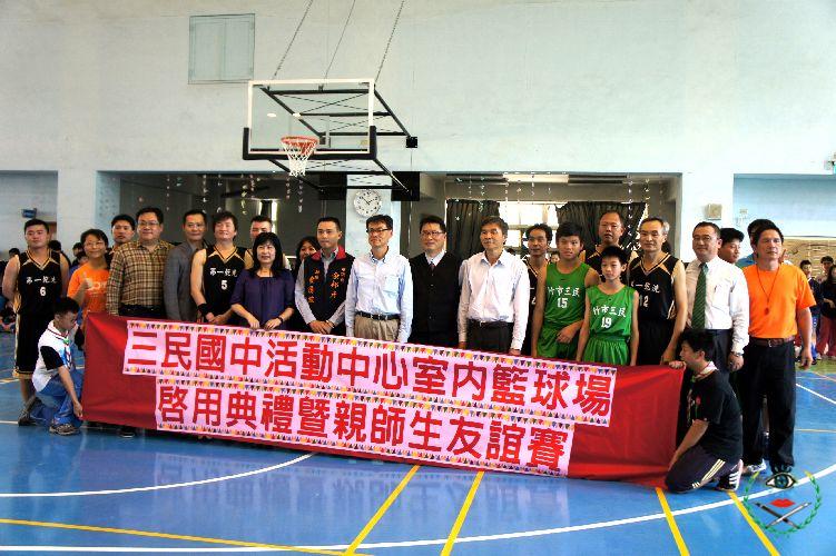 不再望雨興歎！三民國中啟用新竹市第一座室內懸吊式籃球架...