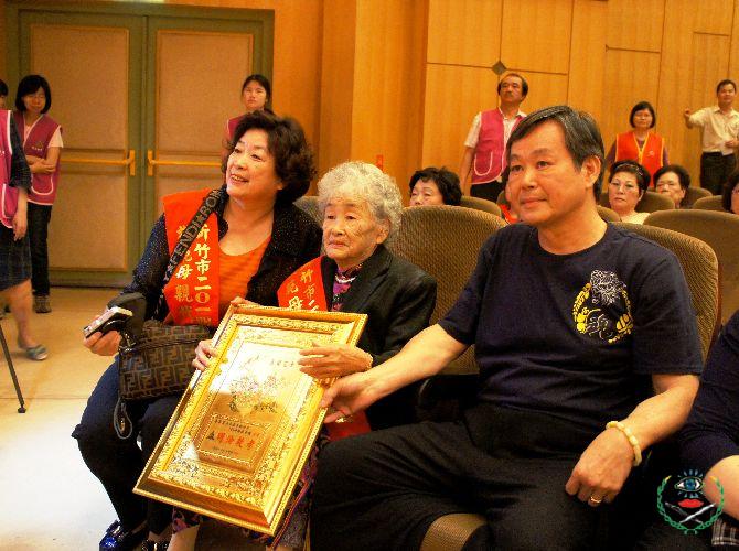新竹市103年模範母親表揚許明財市長向所有母親祝賀母親節快樂...