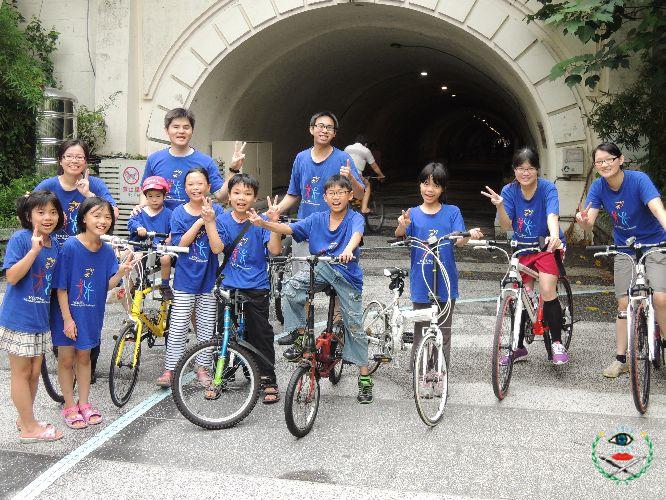 不畏梅雨季 人權志工騎單車倡導「環境人權」...