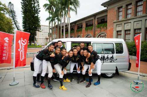 新竹--和德文教基金會贈竹市八校棒球隊交通車...