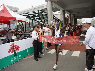 2009台南古都國際馬拉松賽逾萬人參加 肯亞、俄羅斯選手分獲男...