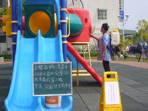 為維護嘉義市公園兒童遊戲場遊具乾淨環境將加強進行清潔消毒工作...