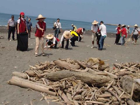 社會勞動人投入海岸清理工作...