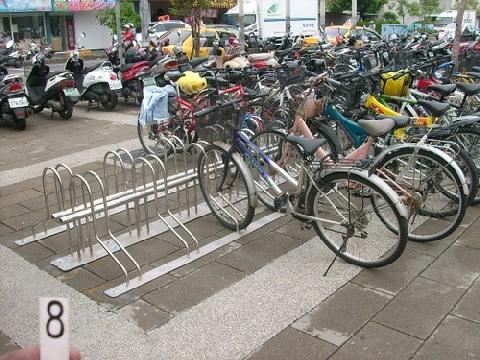 高雄市設置自行車停車架，倡導使用綠色運具...
