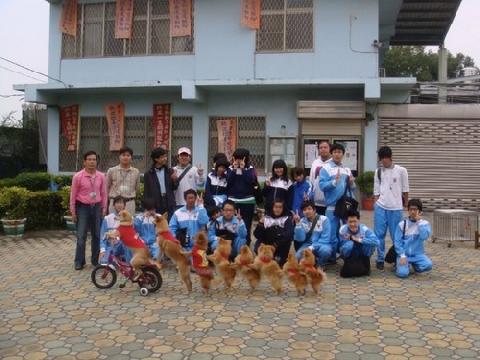 臺南市崑山高級中學師生參訪動物之家灣裡站，體驗生命教育...
