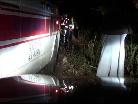 民眾駕車掉落30公尺深溪谷 警方攜繩索搶救傷者...